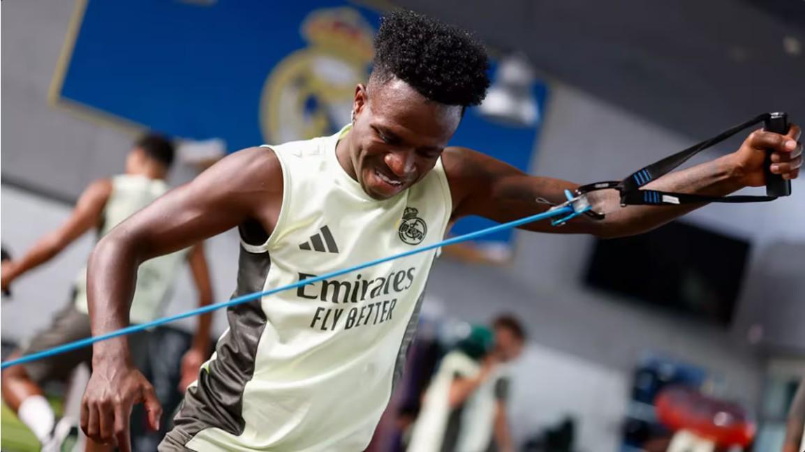 阿斯：维尼修斯国际比赛日留在队里训练，俱乐部对他充满期待